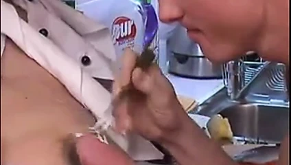 Adam boşalana kadar okşuyor