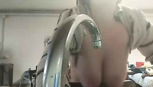 Komşum beni bulaşık yıkarken yakaladı ve arkadan sikti