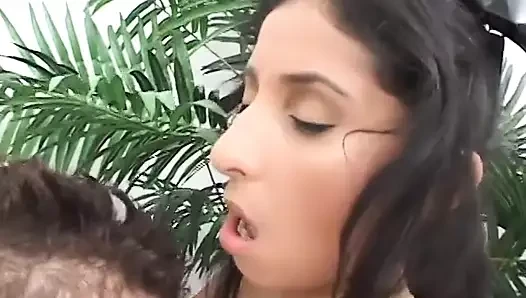 İki seksi sapık hemşire sikişmeden önce adamın götünü muayene ediyor