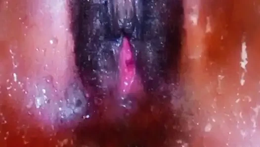 Mastürbasyonla çok orgazm oluyor ve işiyor