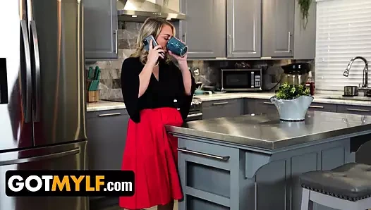 Gotmylf - düzgün vücutlu milf doktoruna başvurur ve terapi sırasında amını ovuşturur ve delinir