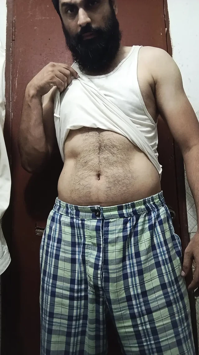 Плюет на мой хуй и не даю дойти до оргазма, пока я не кончу