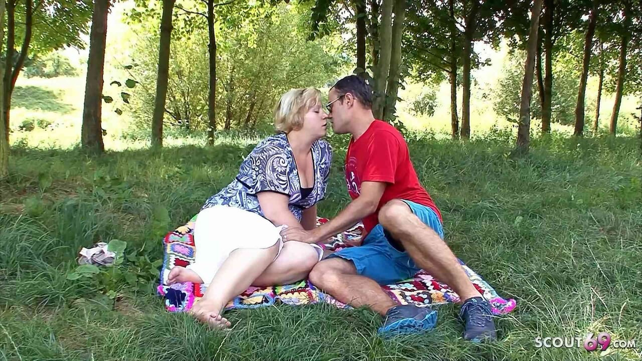Alman düzgün vücutlu evli kadın plajda yabancıyla açık havada aldatıyor