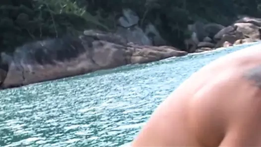 Nikki vahşi bir lanet için güneşte bikinisini çıkarıyor