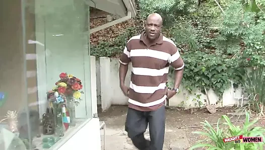 Şanslı bir zenci adam orta yaşlı seksi kadınla üçlü seks için New York'tan geldi