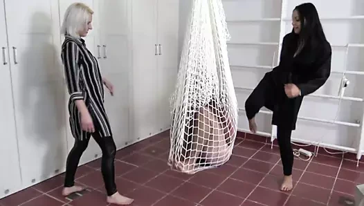 Sadist bayanlar için tekmeleme oyuncağı!