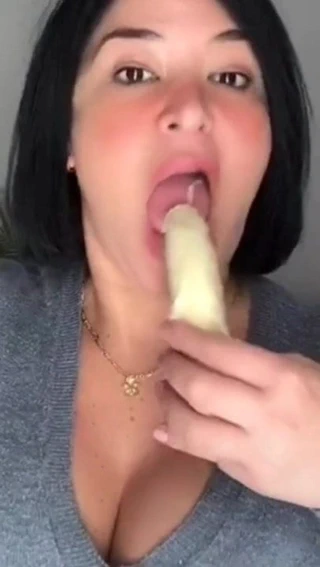 Comiendo banano platano