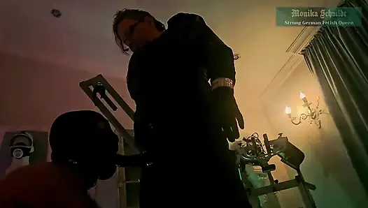 Monika Smith sakso eğitimi takma yaraklı kaltak sözlü aşağılama tükürüyor