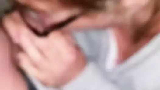 Sandra me suce dans cage escalier