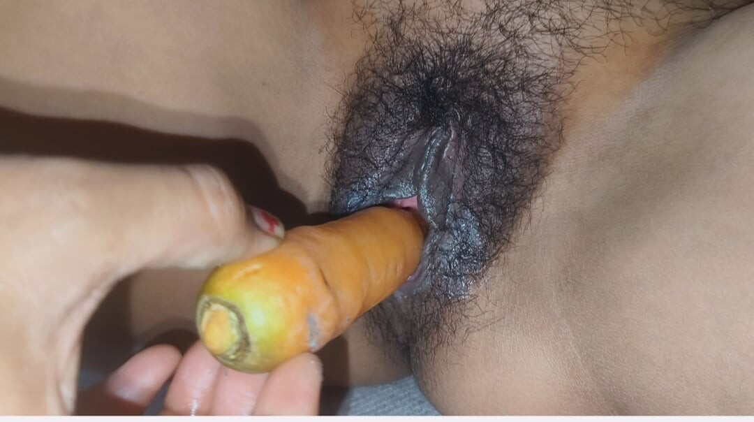 Manju Ne Bur Mein Pehla Baar Gajar Dala Gajar Sex