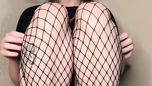 File çorap içinde sigara içiyor, amcığıma bir göz atarak seni azdırıyor