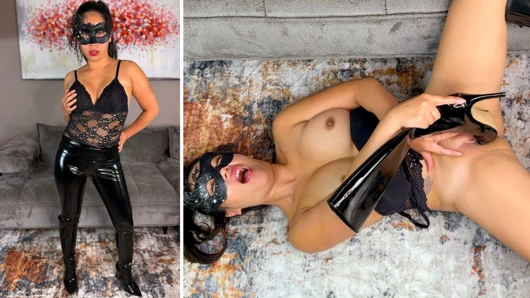 Ateşli genç kız dildo ve deri çizmelerle mastürbasyon yapıyor