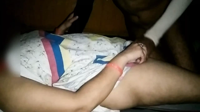 Sıcak kiran yenge evde bir anal fuck alır.