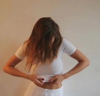 beyaz gömlek yanıp sönen göğüsler