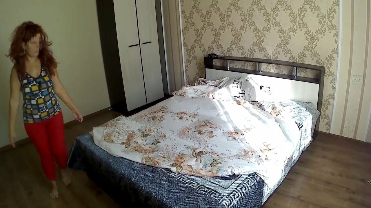 Annem yatağı yaptı ve iyi bir üvey oğul yaptı. büyük göt anal