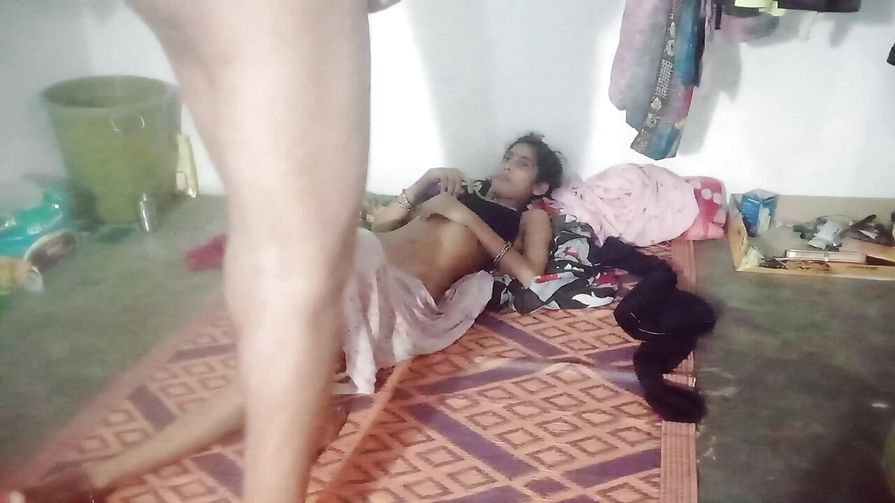 Hintli üvey erkek kardeş ve üvey kız kardeş birbirlerine sert seks yapıyor.