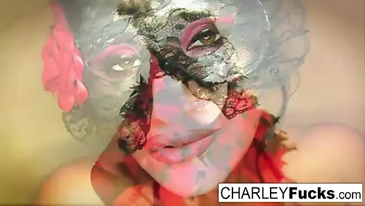 Charley seksi iç çamaşırı ve çorap giyiyor