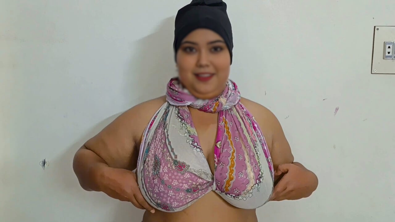 Hintli üvey annem sikimi emdi ve çok ateşli sakso çekiyor