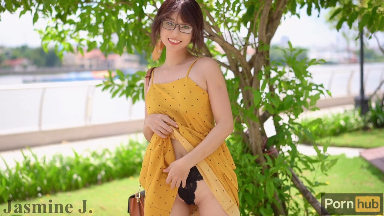 Tıraş Asya kedi becerdin tarafından bir cam yapay penis için almak orgazm kremsi fışkırtma içinde kamu park