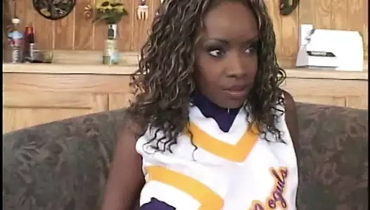 Güzel zenci amigo kız beyaz yarakla sikişiyor