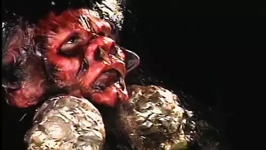 Esmer cadı 2 büyük yarak alıyor