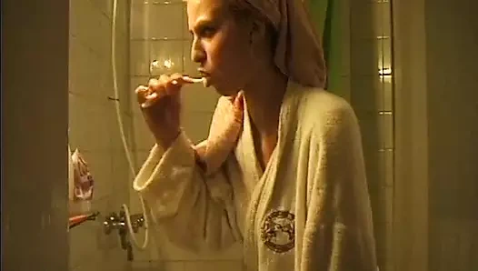 Memnun etmeye hevesli sarışın bir genç sabina'nın ilk porno oyuncu seçmeleri