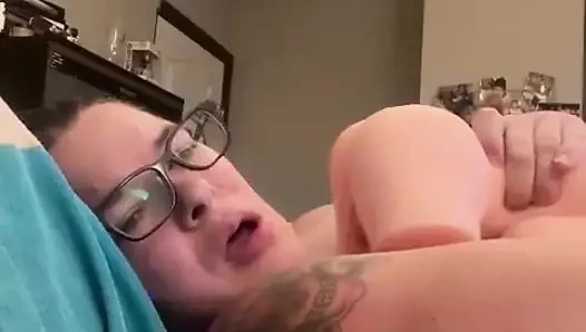 Buradaymış gibi davranarak içime boşalıyor