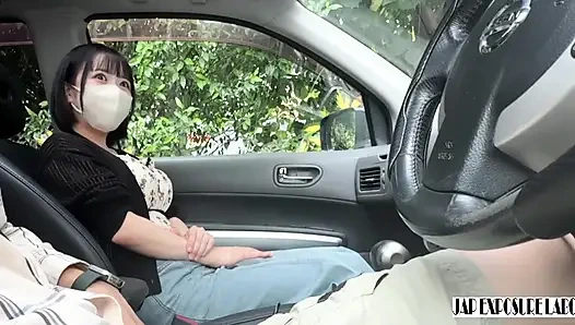 Megaton göğüsleri kıyafetlerinin içinden bile görebilirsiniz. Arabada sakso, ağzına boşalma, hepsini yutuyor!