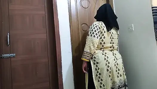 Kirli teyze evi temizlerken üvey oğlu tarafından sikiliyor