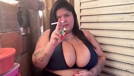 BBW (i̇ri güzel kadın) sigara içiyor ve göğüslerini gösteriyor