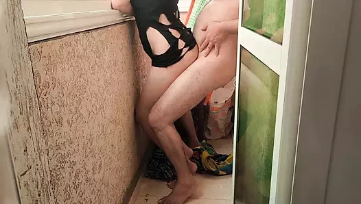 Eşim balkonda şaka yaptı, komşumuzu gördük, bize geldi, sikişmek istiyor, o da