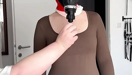 Gaz maskesi ve külotlu çorap katmanlama, memeler bdsm oyunu