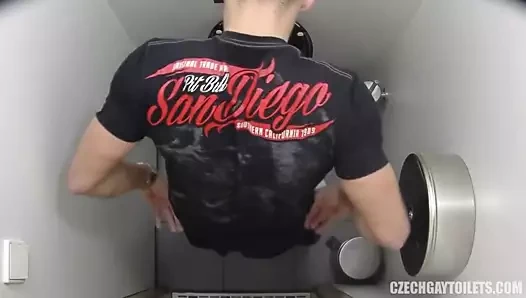 Adamlar umumi tuvalette gizlice filme aldı