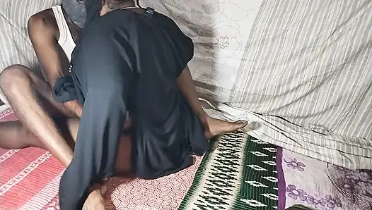 Hintli kadın kocasının açık havada romantizmi yaşıyor