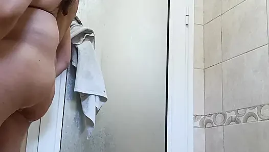 Ateşli, seksi ve harika amcığımı tıraş ediyorum!