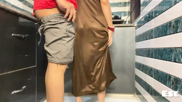 Köylü yenge mutfakta devar ile sikiliyor