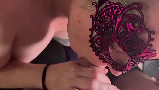 Evli kadın koridor kartı alıyor, yeni arkadaşını sikiyor -4k