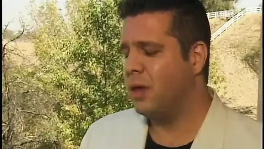 Muhteşem tatlı kız bacaklarını açıyor ve ıslak amını yalatıyor ve siktiriyor