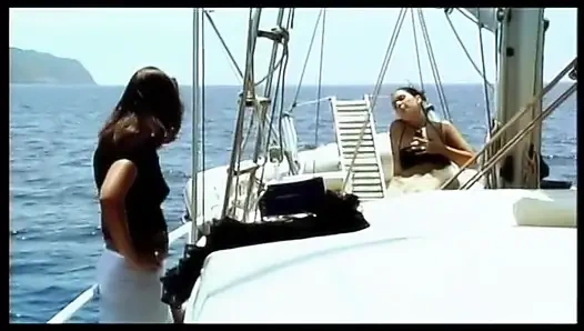 Teknede yalnız kalan üç ateşli lezbiyen birbirlerini sikmeye başlıyor
