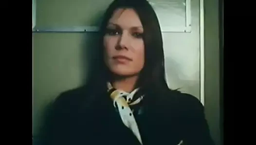 Yaşlı adam bir kadını kovalar ve evinde sikme