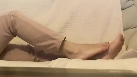 Muhteşem ayaklarına bakıyor ve mastürbasyon yapıyor