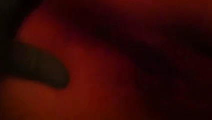 mit latexhandschuh gefingert