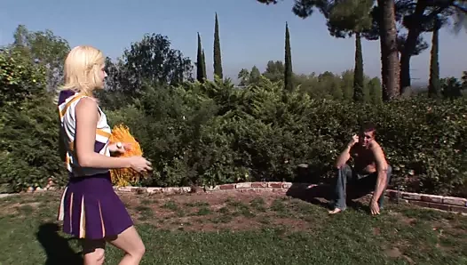 Cheerleader Blond grosse titten fickt und zeigt Stiefpapa was sie gelernt hat