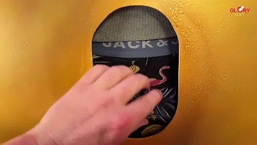 Genç kalın penis gloryhole'da kaba bir üçlü orgazmla patlıyor