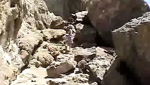 Outdoorsy genç parmaklar ona kedi solo