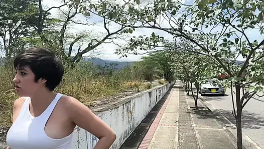 Motosiklet bozulduğu için onu eve götürmemi isteyen seksi bir kız buluyorum, ona yardım etmem karşılığında onu becermeme izin veriyor.