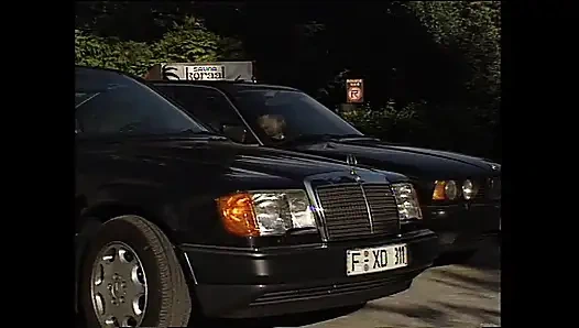 Onu sikmek için büyük bir yarak arıyor