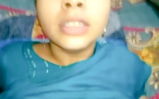 Yengeye sikimi emdirdim ve onunla harika bir sikiştim.