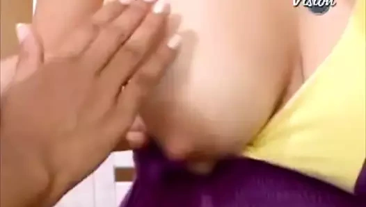 büyük hemşire yardımcı busty latina süt onu meme uçları