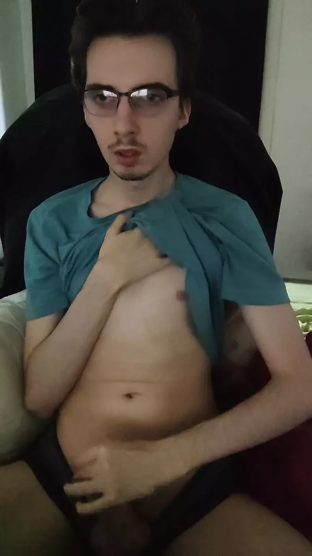 Твинк мастурбирует, думая о папочке